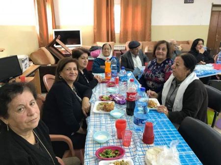 صور/ " بسمة الميلاد" يزرعها طلبة مدرسة البطريركية اللاتينة في الزبابدة على وجوه كبارها